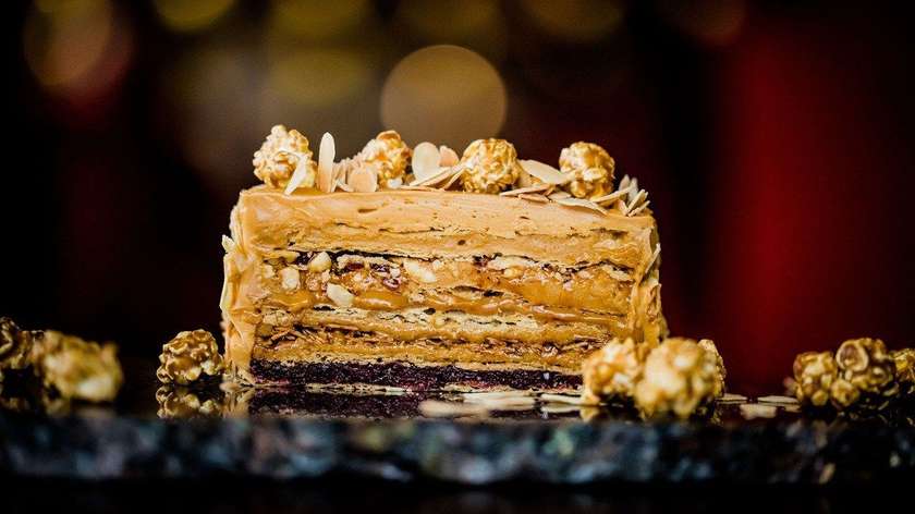 Caramel cake with florentine and nuts