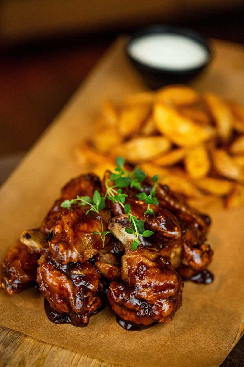Crispy chicken wings with potato wedges and garlic sauce