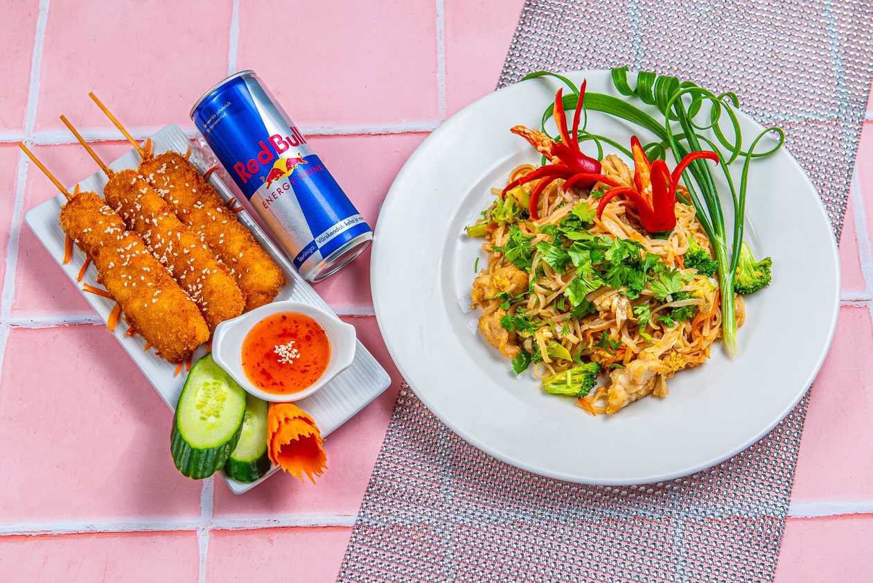 Krõbedad kanapulgad + Tai Singapur kanaga + Red Bull 0,25l