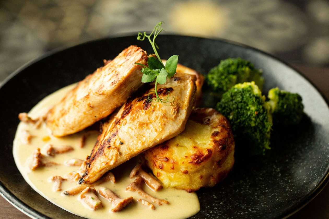 Grilled chicken breast with chanterelle sauce, potato gratin and broccoli
