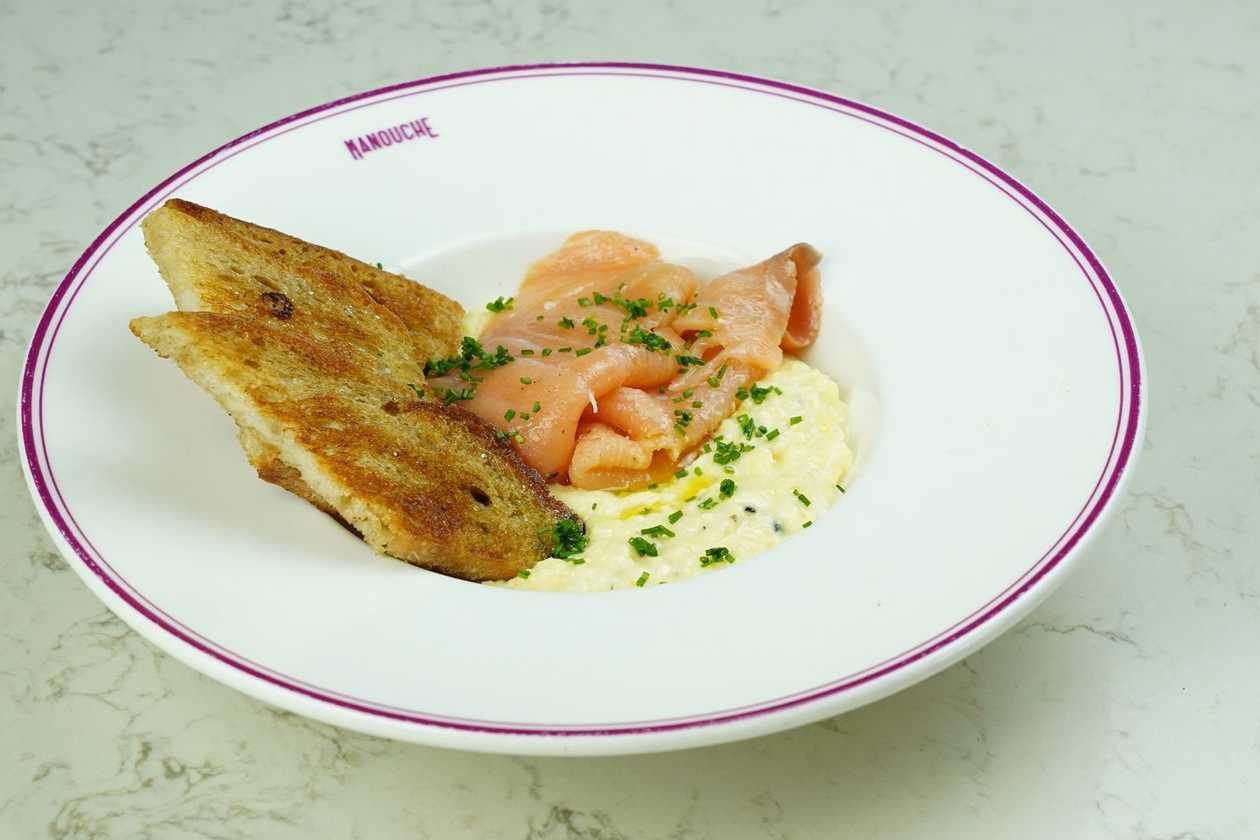Scrambled eggs & Scottish smoked salmon plate (GO)