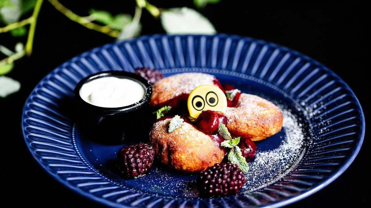 Fried cottage cheese with sour cream and cherry sauce