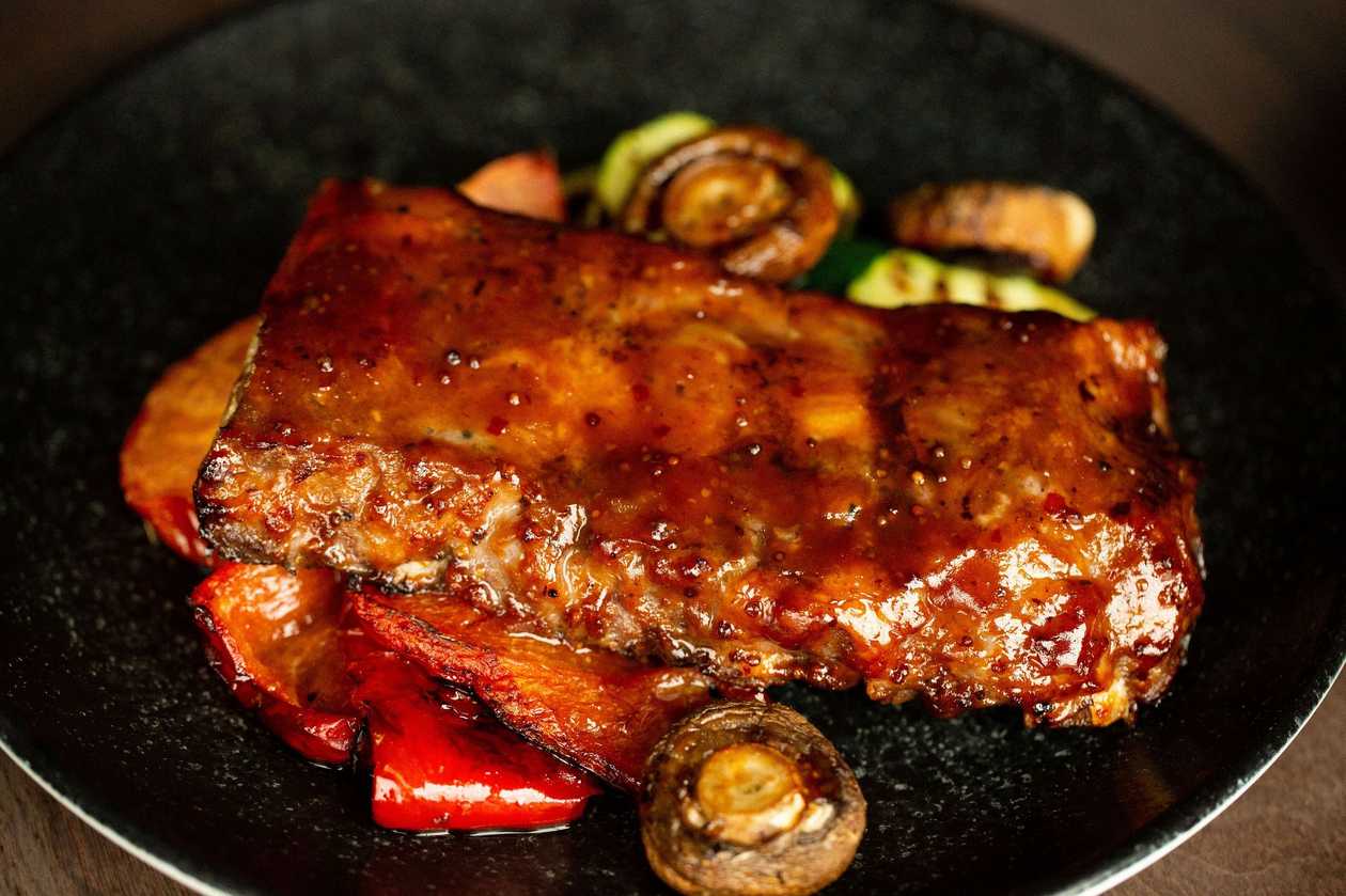 Grilled ribs with steak sauce