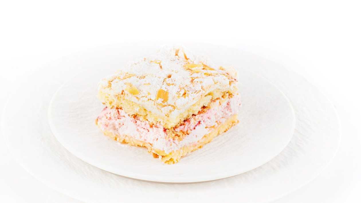 Slice of Brita Cake with Strawberries (100 g)