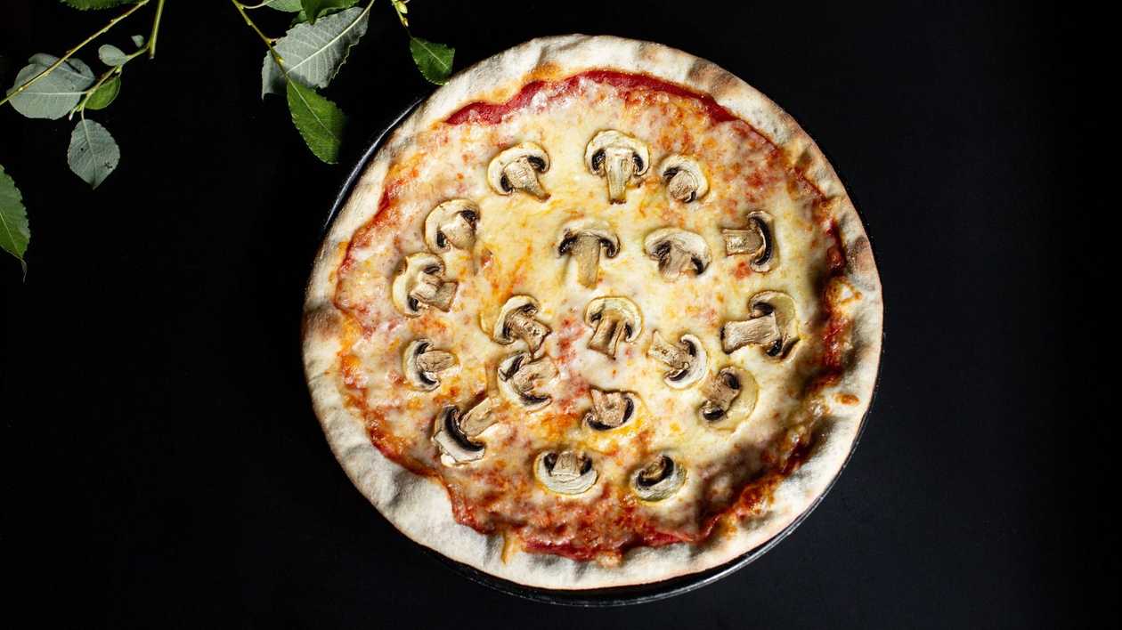 Mushroom war pizza