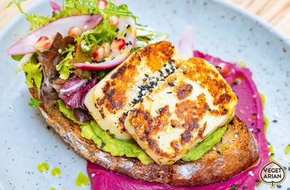 Kváskový chlieb s avokádovou nátierkou a halloumi