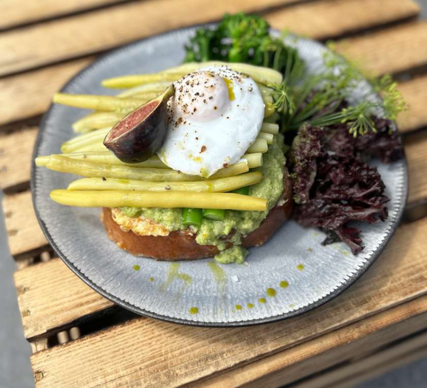 Brioche z guacamole z bobu