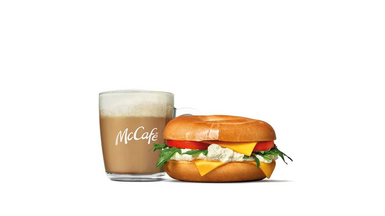 BAGEL WITH FRESH CHEESE AND CHEDDAR + DRINK