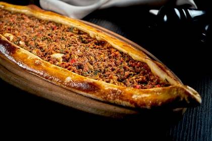 Pide with diced beef
