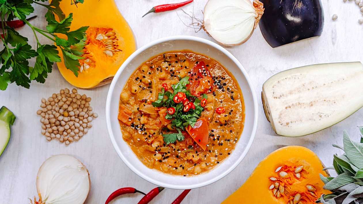 Indická VEGAN Chana Masala s cícerom a paradajkami a brokolicou