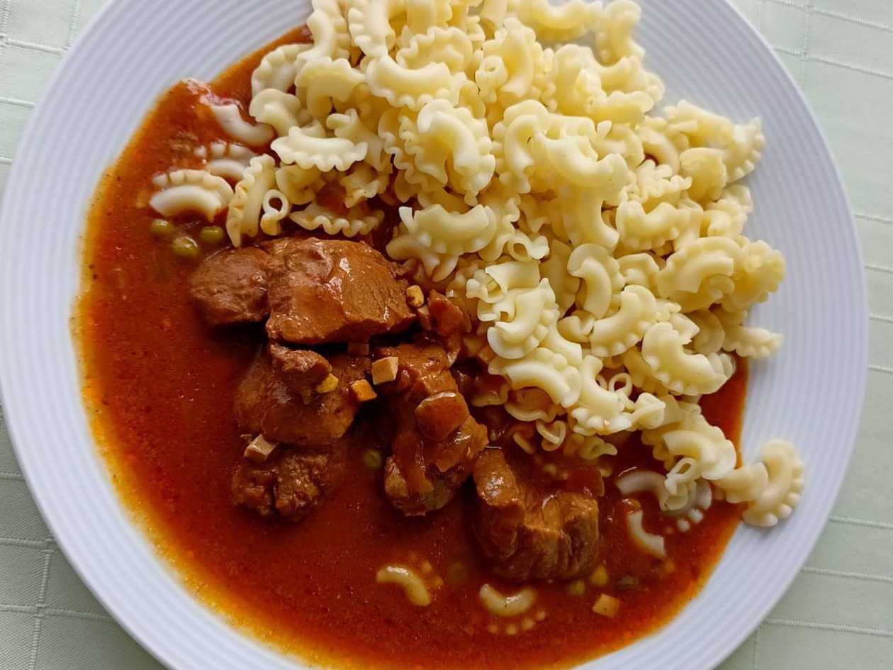 Hovězí na česneku, těstoviny