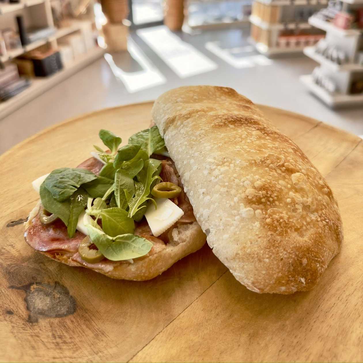 Bocadillo lacon y queso (șuncă și brânză)