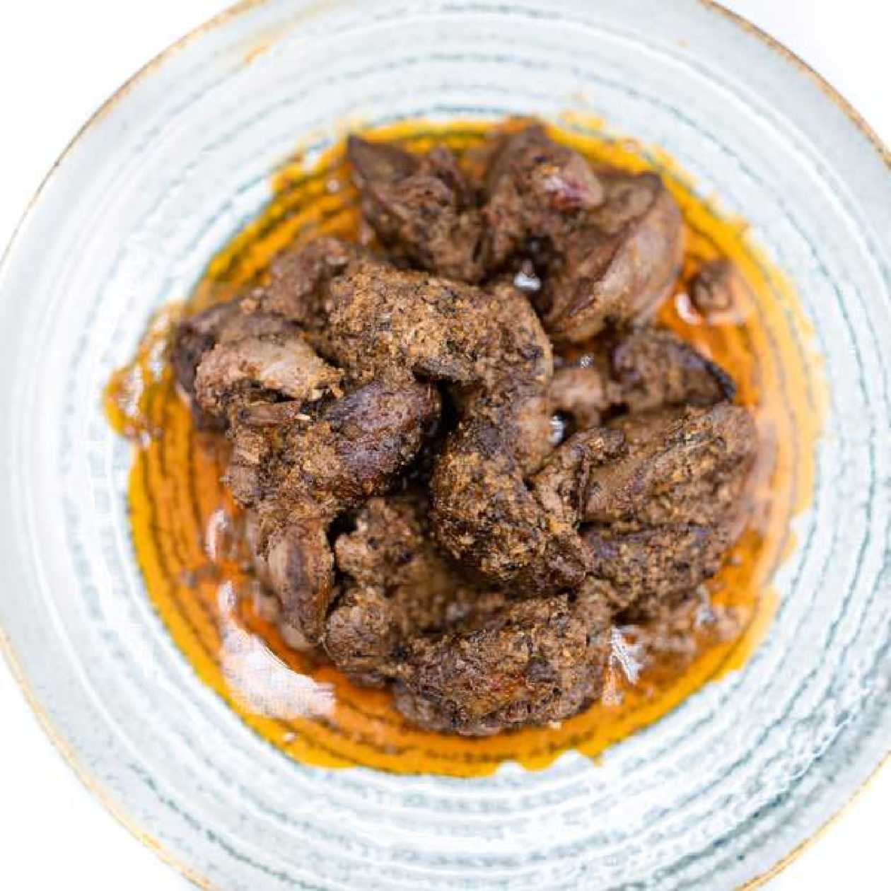Ficatei de pui in sos de vin si usturoi perpeliti in tigaie