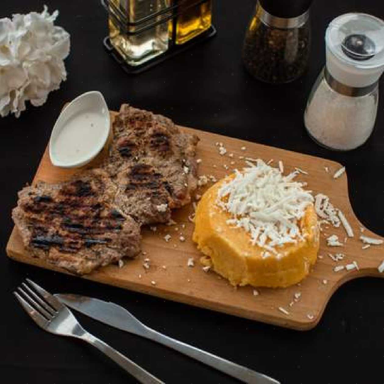Pastrama de porc cu mamaliguta si mujdei
