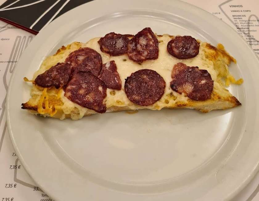 Pão de Alho com Chouriço e Queijo