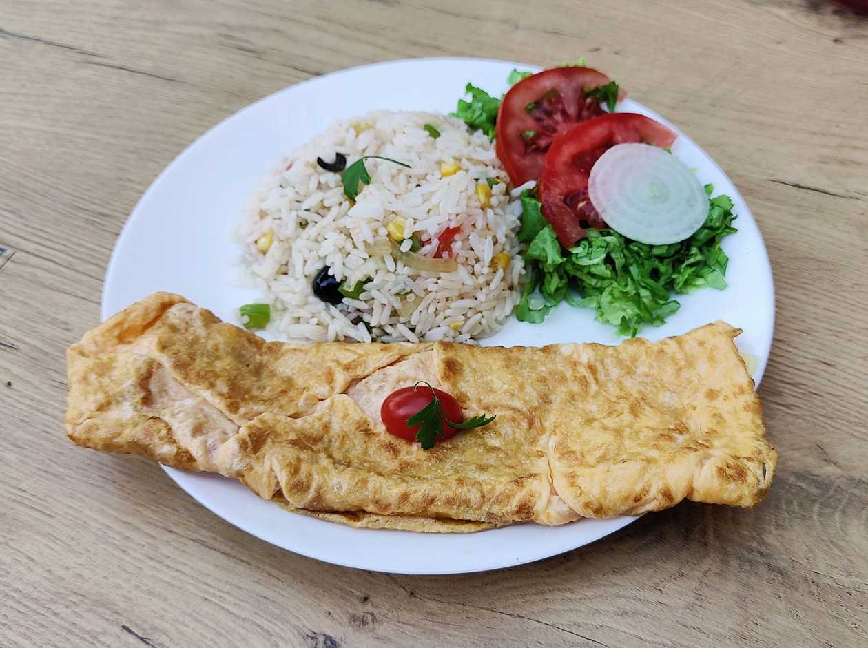 Omelete de Queijo com Arroz de Vegetais & Salada