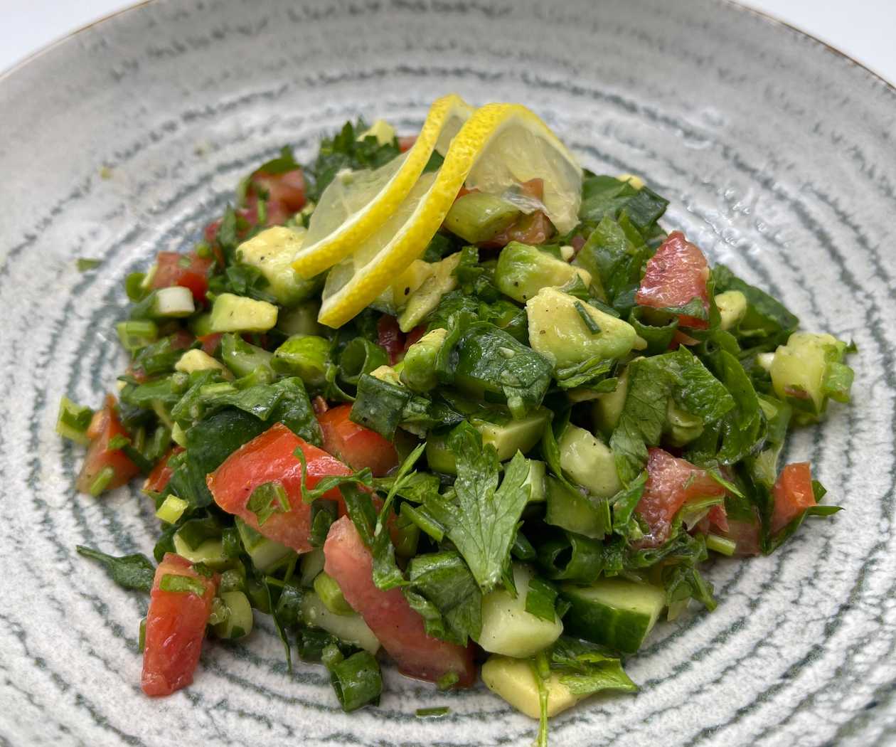 Salsa de avocado cu rosii, castraveti si ceapa verde - 200g
