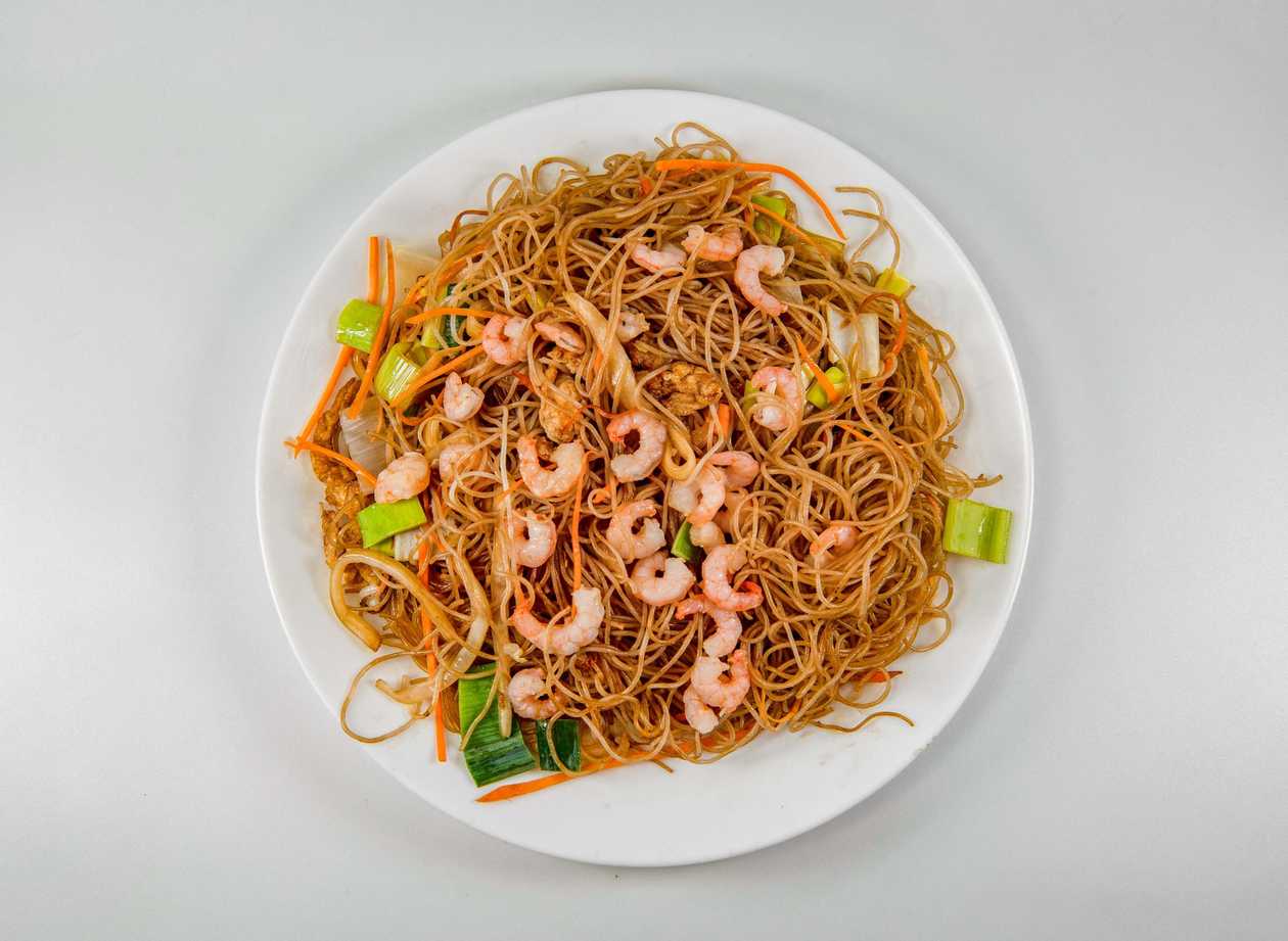 Fried rice noodles with shrimps