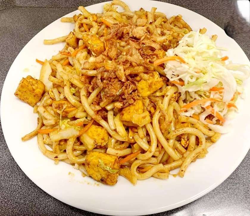 Fried udon noodles with tofu