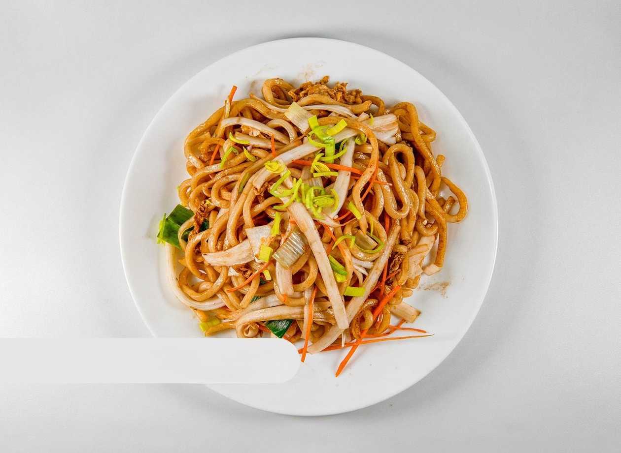 Fried udon noodles with shrimps