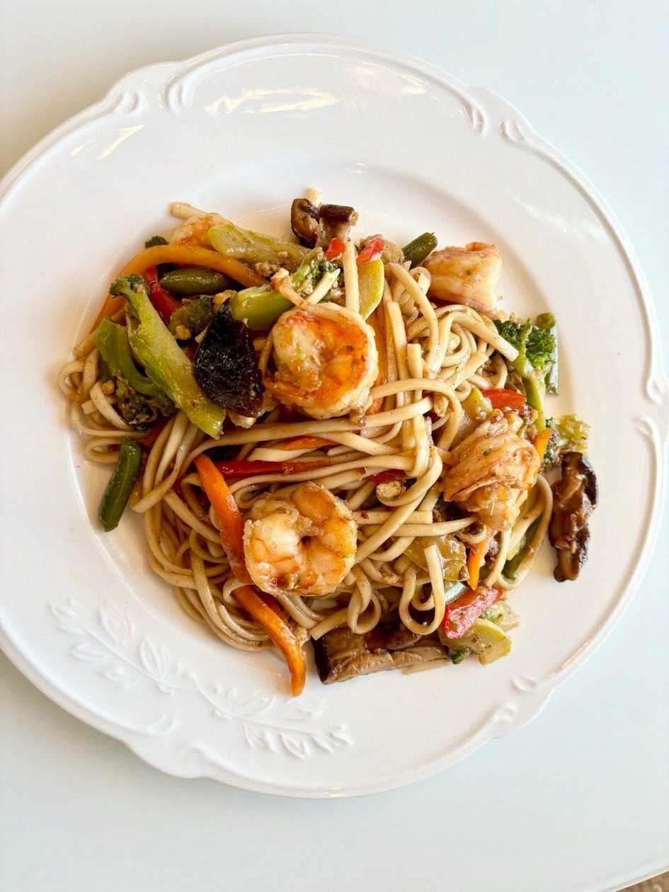 Локшина з креветкою та овочами