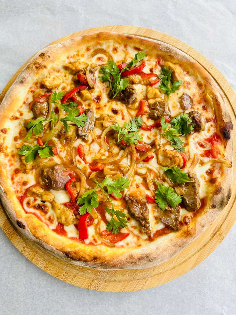 Pizza Silvio Mozzarella tomato sauce with chicken breast, veal fillet and onion bell pepper in speci