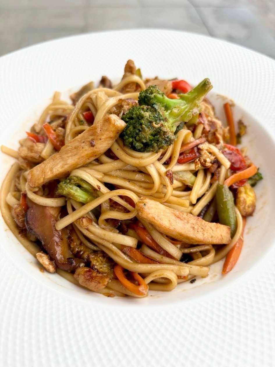 Локшина з куркою та овочами