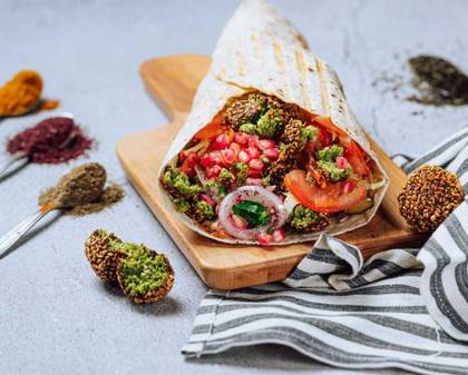 Falafel cu salată de vinete și rodii, in lipie