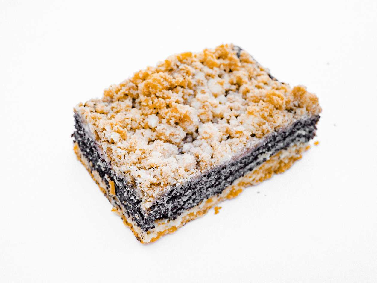 Poppy seed cake with cinnamon crumble