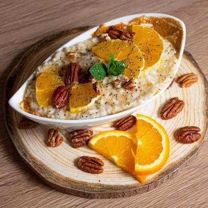 Oat pudding with oranges and pecans