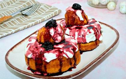 Romanian sweet cheese dumplings with blueberry jam