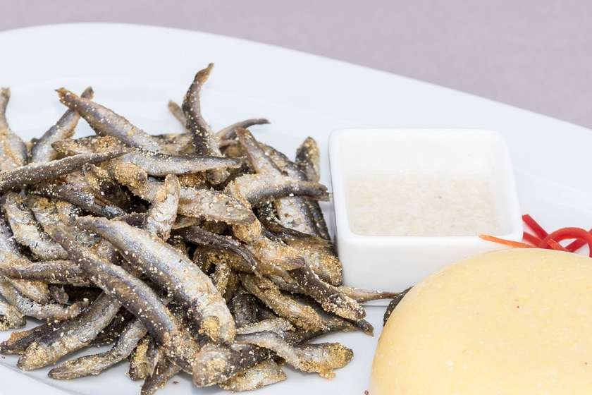 Anchovies with polenta and garlic sauce