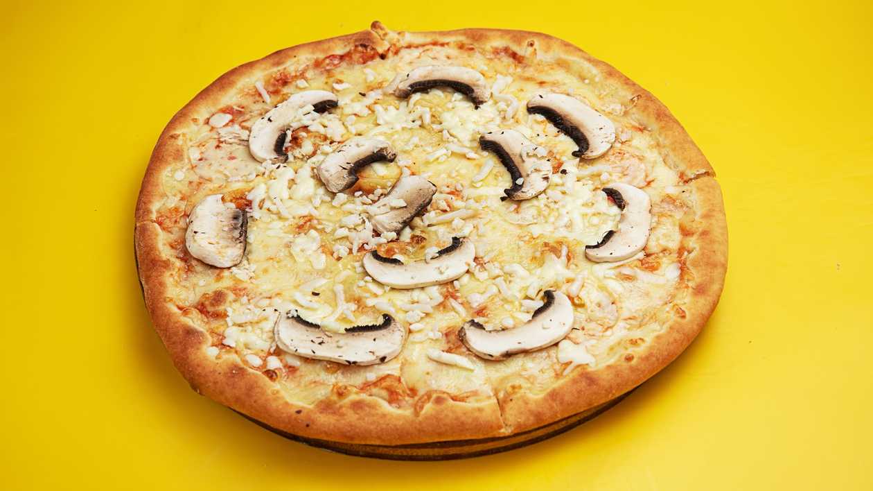 Göbələkli Pizza