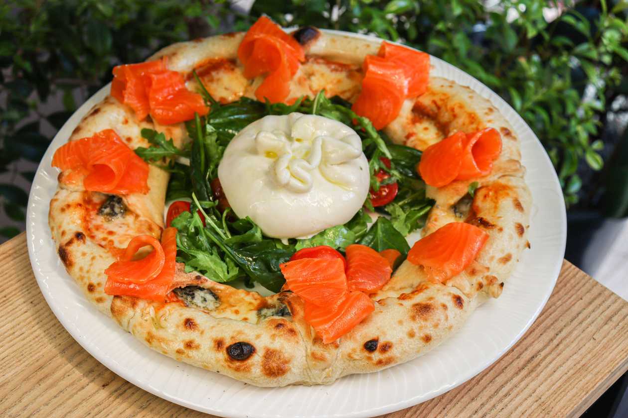 Pizza Grande Capuleti with burrata and salmon