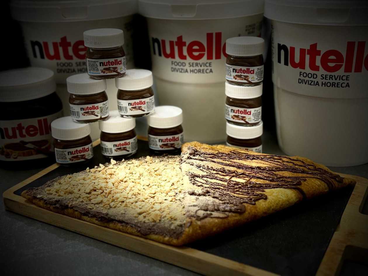 Crepe with Nutella and biscuits