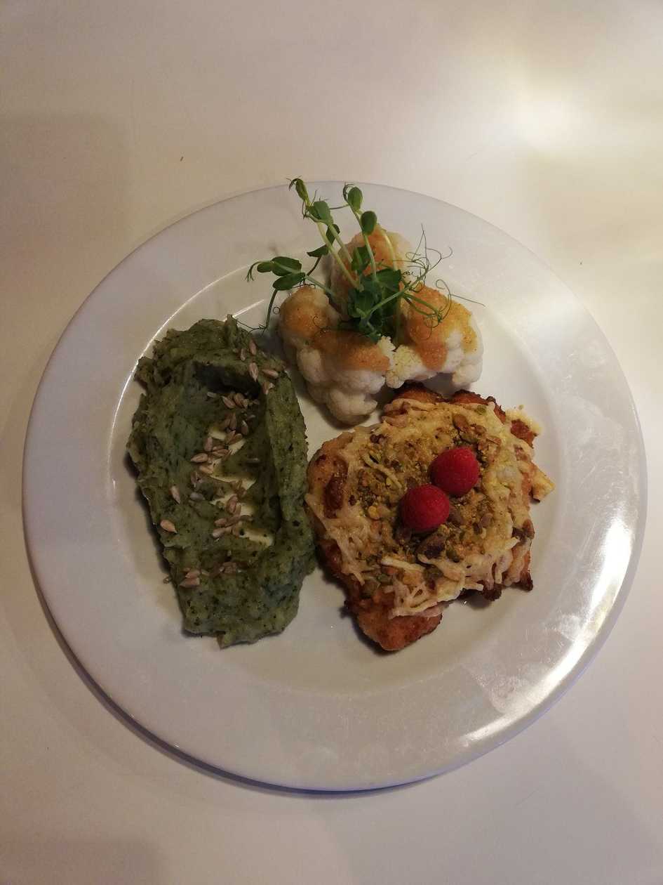 Pierś z kurczaka panierowana w parmezanie i pistacjach