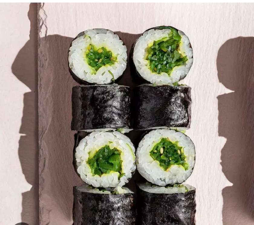 Maki with wakame