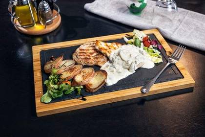 Duo din piept de pui cotlet de porc cu sos de ciuperci