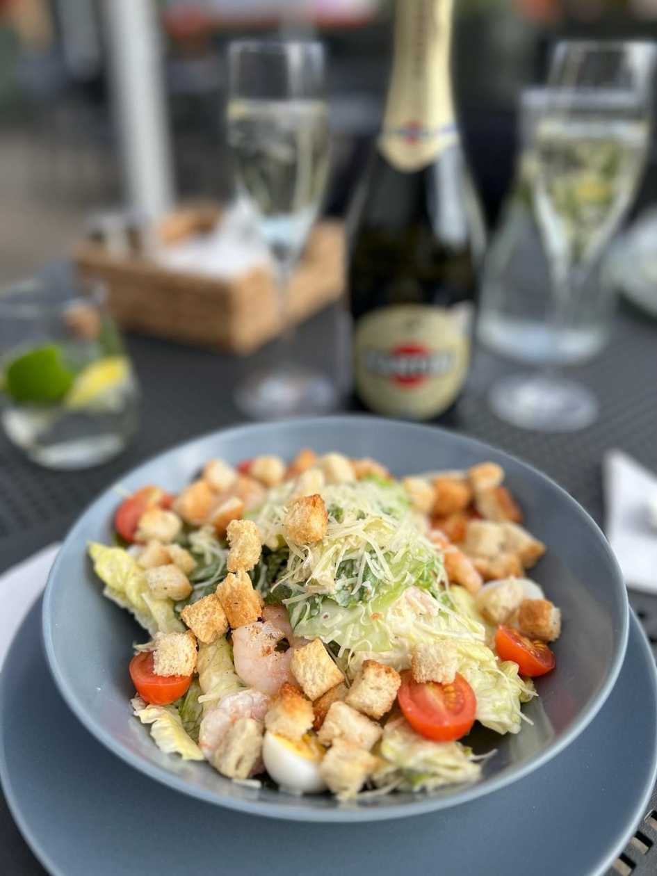 Caesar salad with tiger prawns 350 g