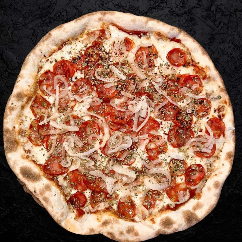 Pizza Chouriço e Cebola Grande