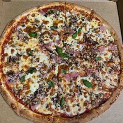 Prosciutto e funghi pizza party