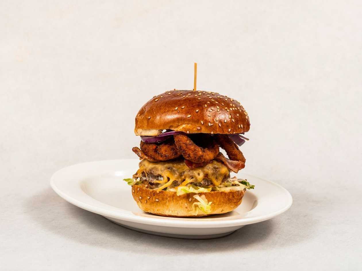 Cheeseburger z Cebulą Smażoną