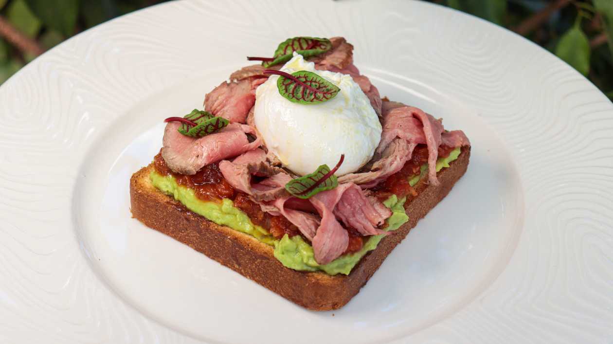 Breakfast with roast beef and tomato jam