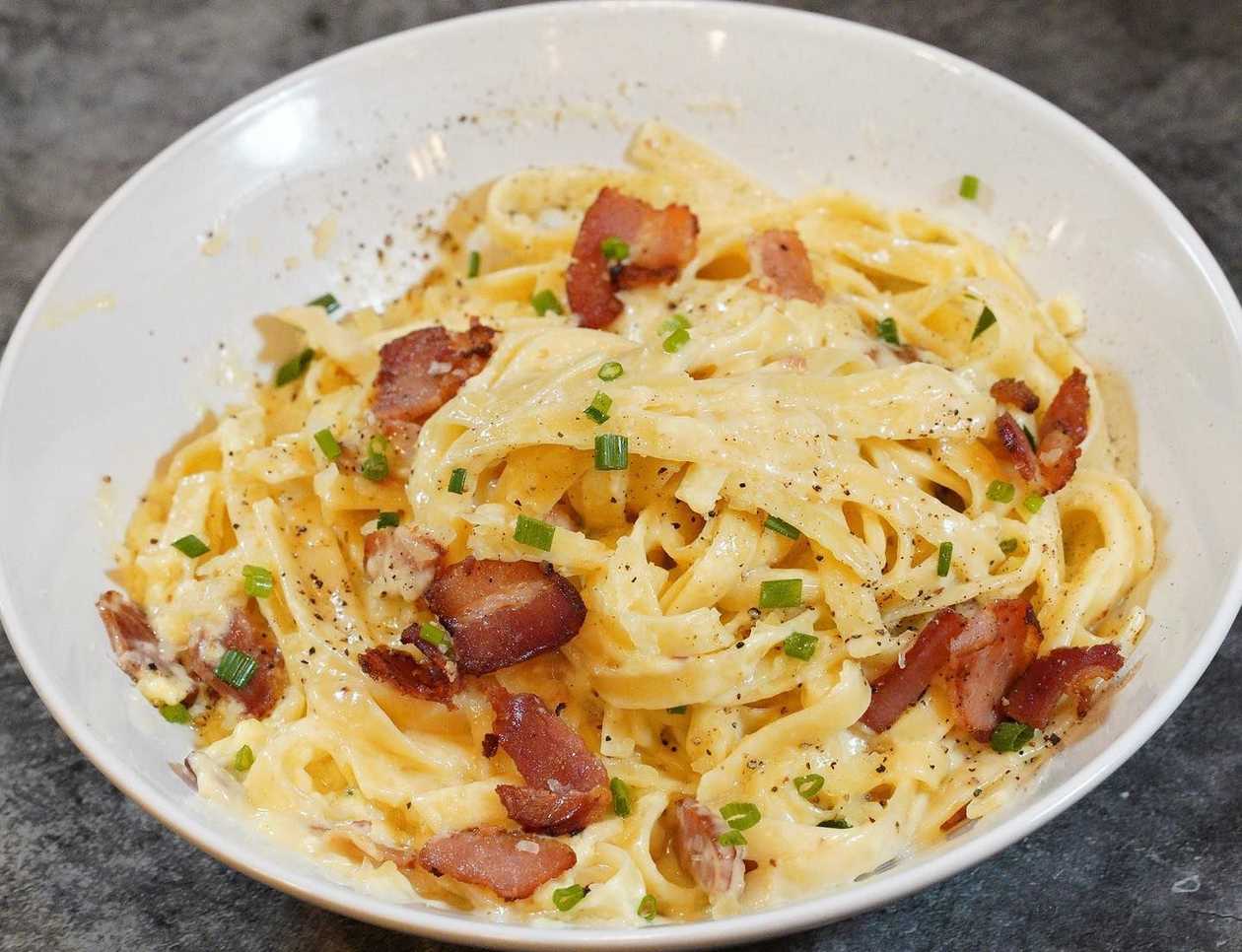 Carbonara z boczkiem wędzonym, makaronem i natką pietruszki