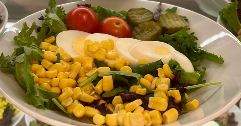 salada com ovo