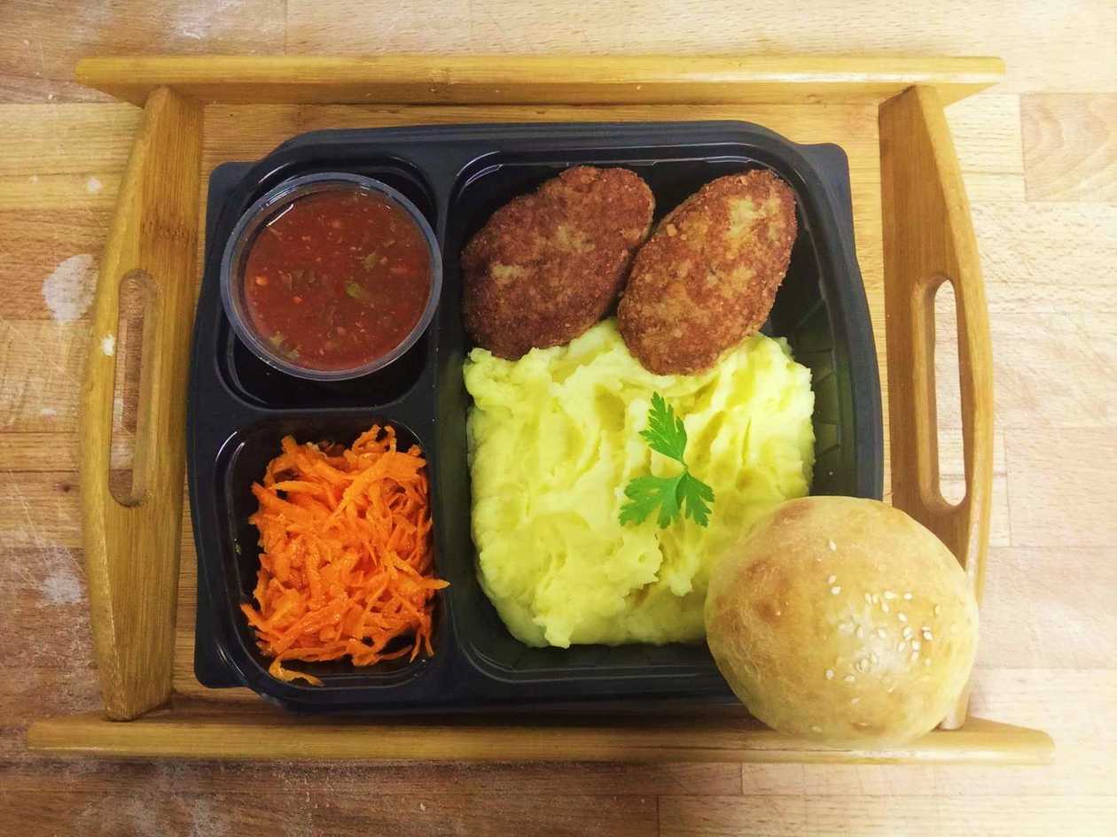 Chicken Cutlet with Mashed Potaoes