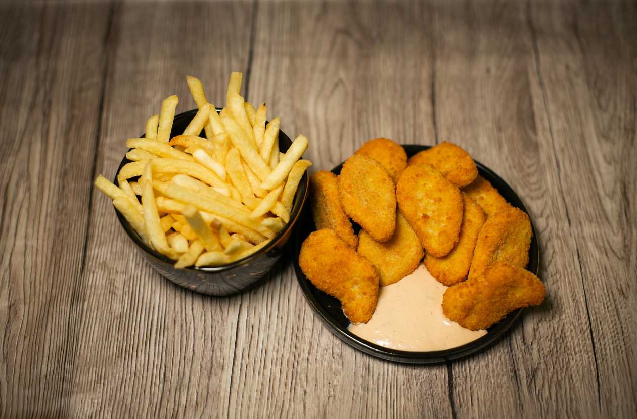 Bulvytės fri + vištienos kepsneliai „Nuggets“