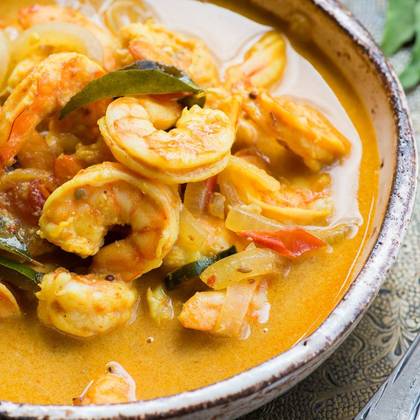 Shrimp in yellow curry