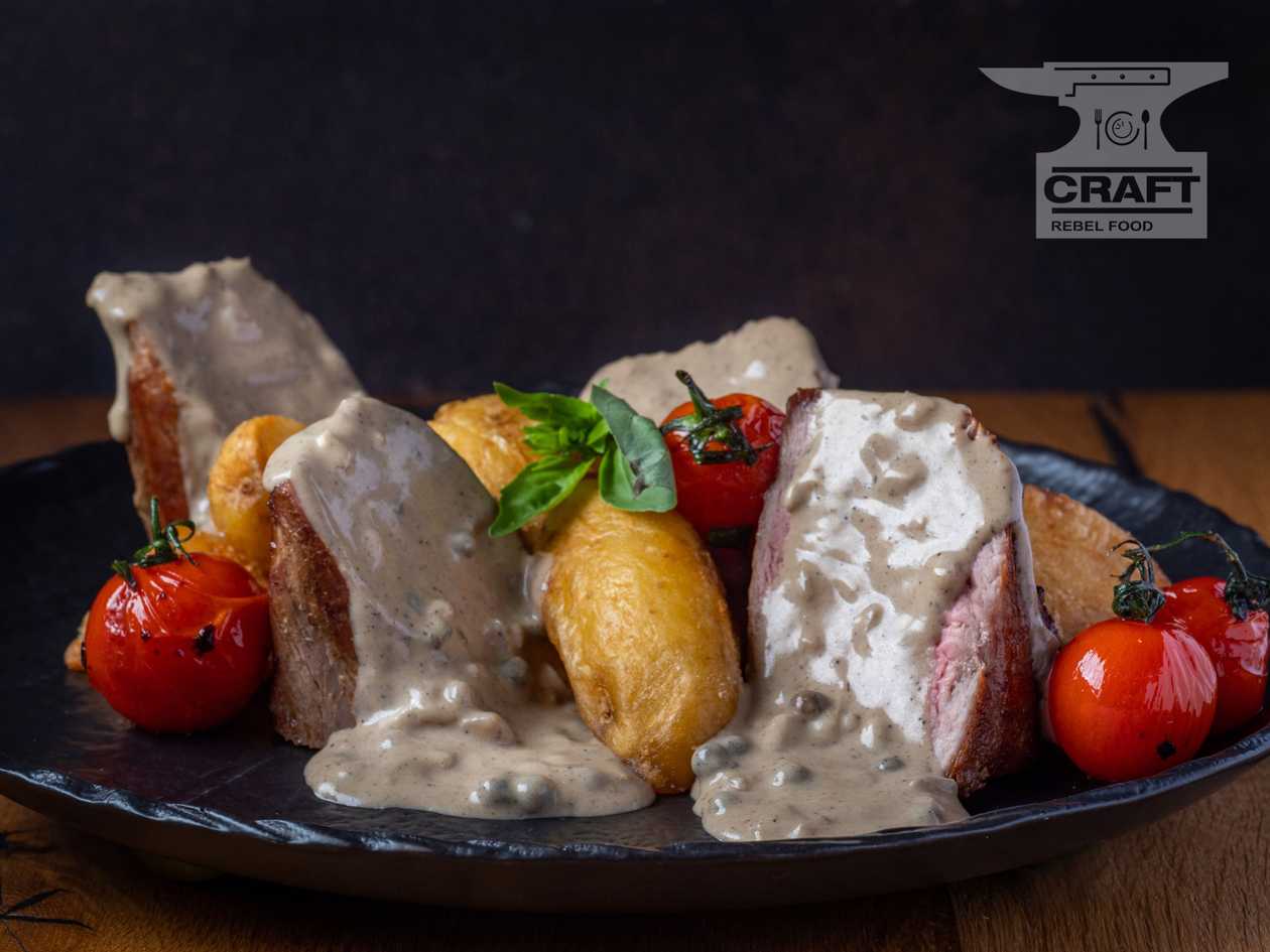 Pork tenderloin in green pepper sauce