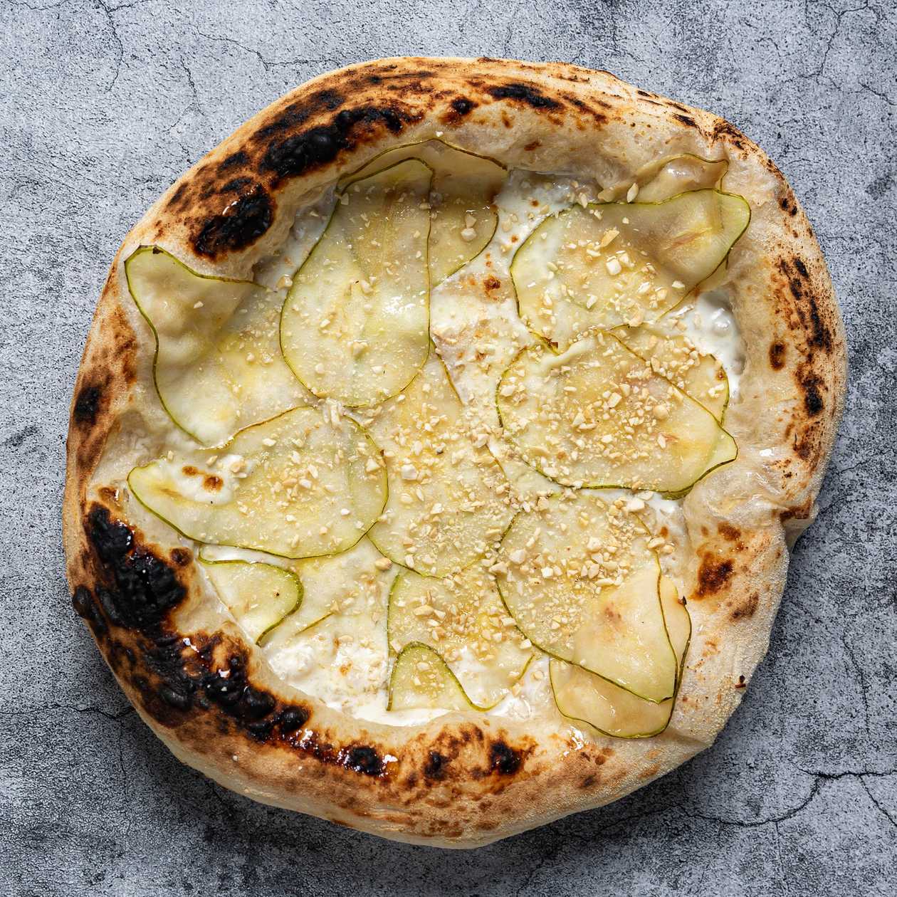 Pizza z gruszką, gorgonzolą i orzechami